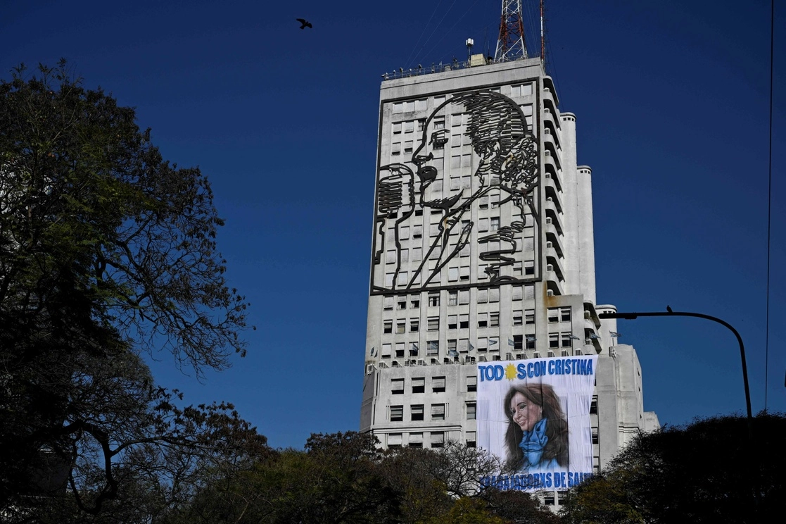 Una manta de apoyo a la vicepresidenta argentina, Cristina Fernández de Kirchner, en el edificio del Ministerio de Desarrollo Social, en Buenos Aires. Foto Afp 