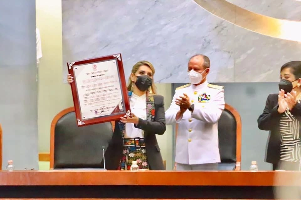 La morenista Evelyn Salgado Pineda rindió protesta este viernes como gobernadora del estado de Guerrero, ante el Congreso. La acompaña el secretario de Marina, almirante José Rafael Ojeda Durán. Foto 'La Jornada'