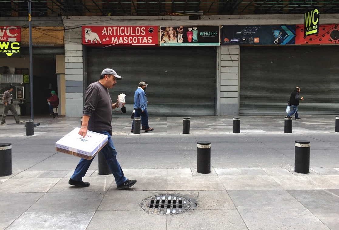 Comercios formales cerrados cuando la fase del semáforo epidemiológico en la Ciudad de México era rojo. Foto Cristina Rodríguez / Archivo