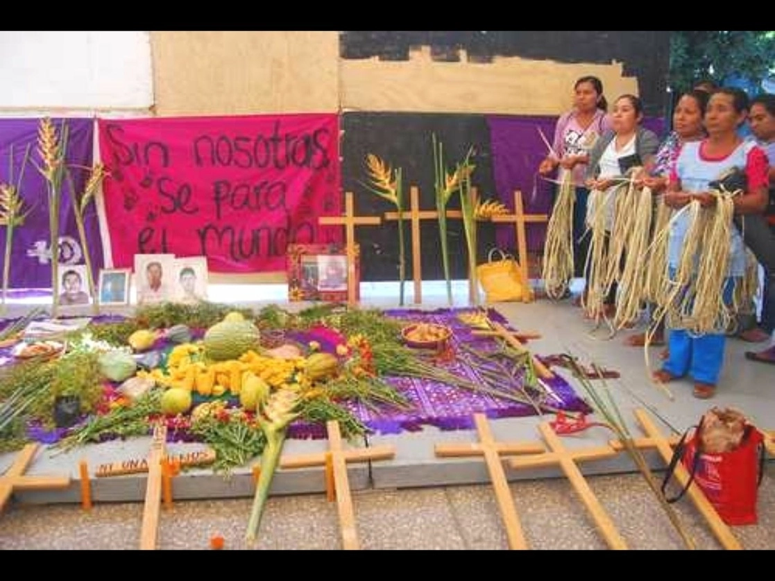 Indígenas desplazadas de las comunidades del municipio de Chilapa de Álvarez, en la Montaña Baja de Guerrero, demandaron en el zócalo de Chilpancingo el esclarecimiento de asesinatos en la región. Foto Sergio Ocampo / Archivo