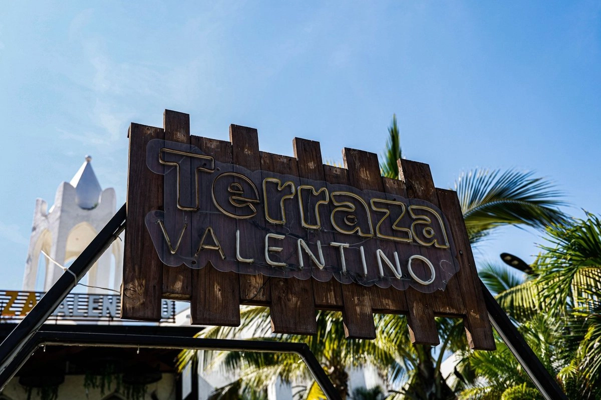 Brenda Valenzuela, madre de Carlos Emilio Galván V., de 21 años, denunció que el joven acudió al lugar de diversión a festejar su cumpleaños con familiares, después de ir al baño no regresó, desde entonces lo busca implorando a quien lo tenga que lo regrese con vida.  