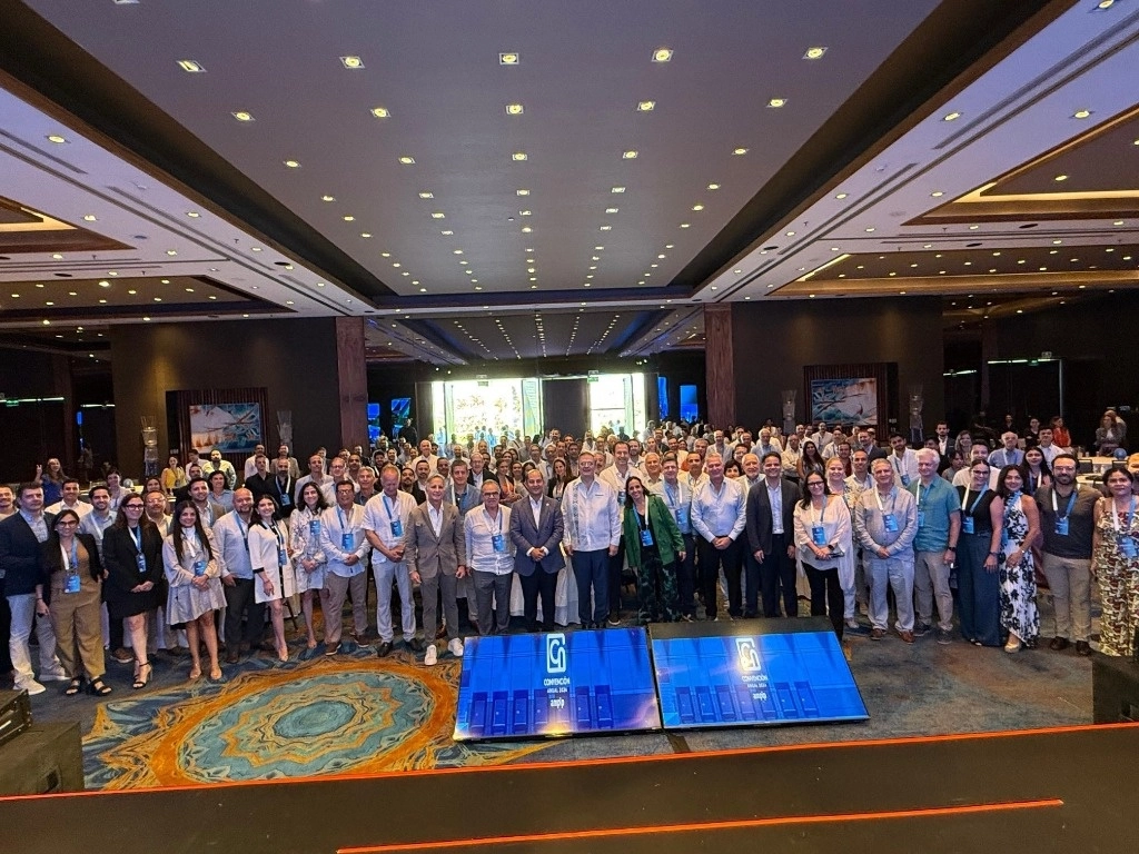 Al participar en la Convención Nacional de la Asociación Mexicana de Parques Industriales, que se realiza en Punta Mita, Nayarit, el funcionario resaltó que el objetivo de esta reforma no es simplemente desaparecer esos organismos, sino que se trata de una acción para hacerlos igual que en Estados Unidos.  Foto @m_ebrard 
