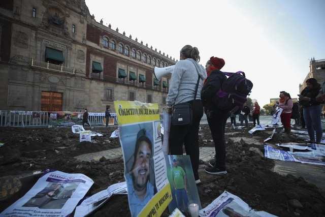 Familiares de personas desaparecidas protestan en el Zócalo de la CDMX en demanda de resultados de investigaciones. Foto Alfredo Domínguez/Archivo