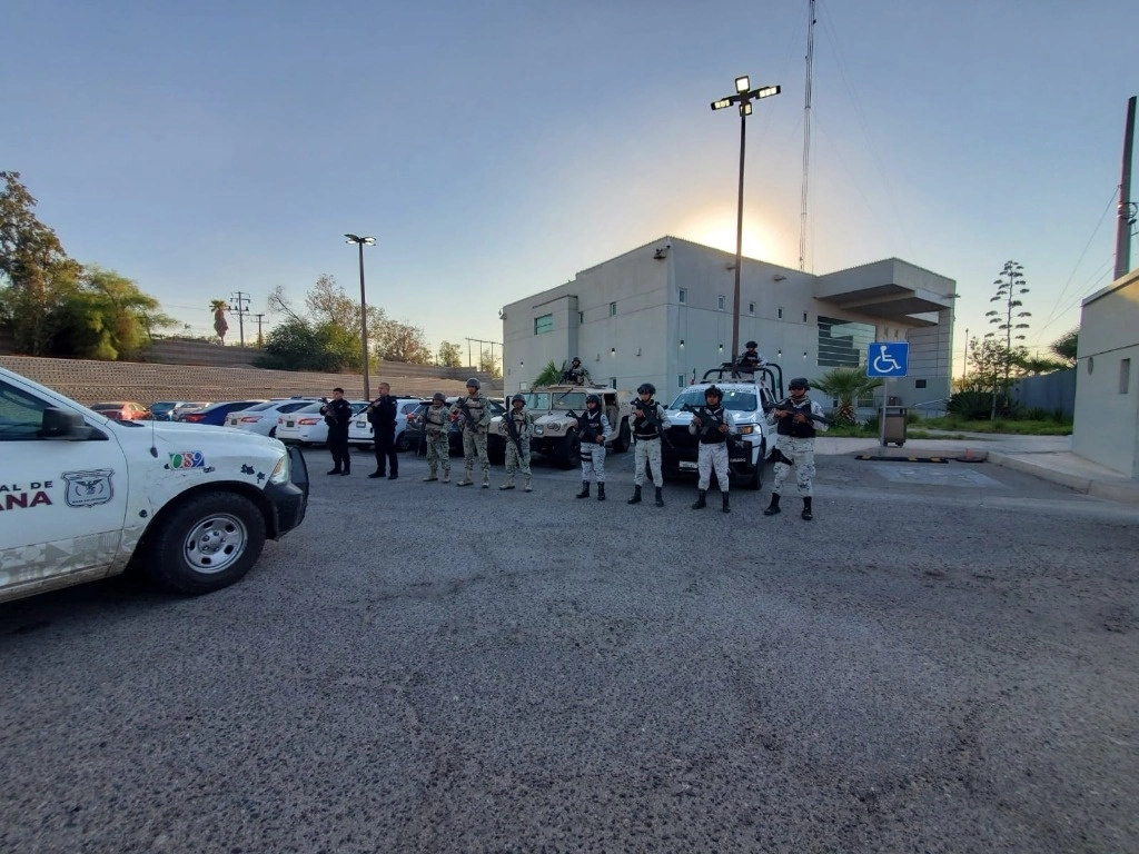 Elementos federales y estatales durante el operativo. Foto La Jornada Baja California 