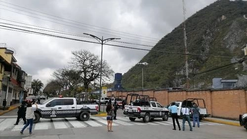 Periodistas de Orizaba dan cobertura al operativo de traslado de agentes municipales rumbo a Xalapa, donde serán sometidos a controles de con-fianza. El secretario de la SSP, Hugo Gutiérrez Maldonado, dijo que se revisará que los policías cumplan con las licencias de portación de armas de fuego. Foto Sergio Hernández Vega