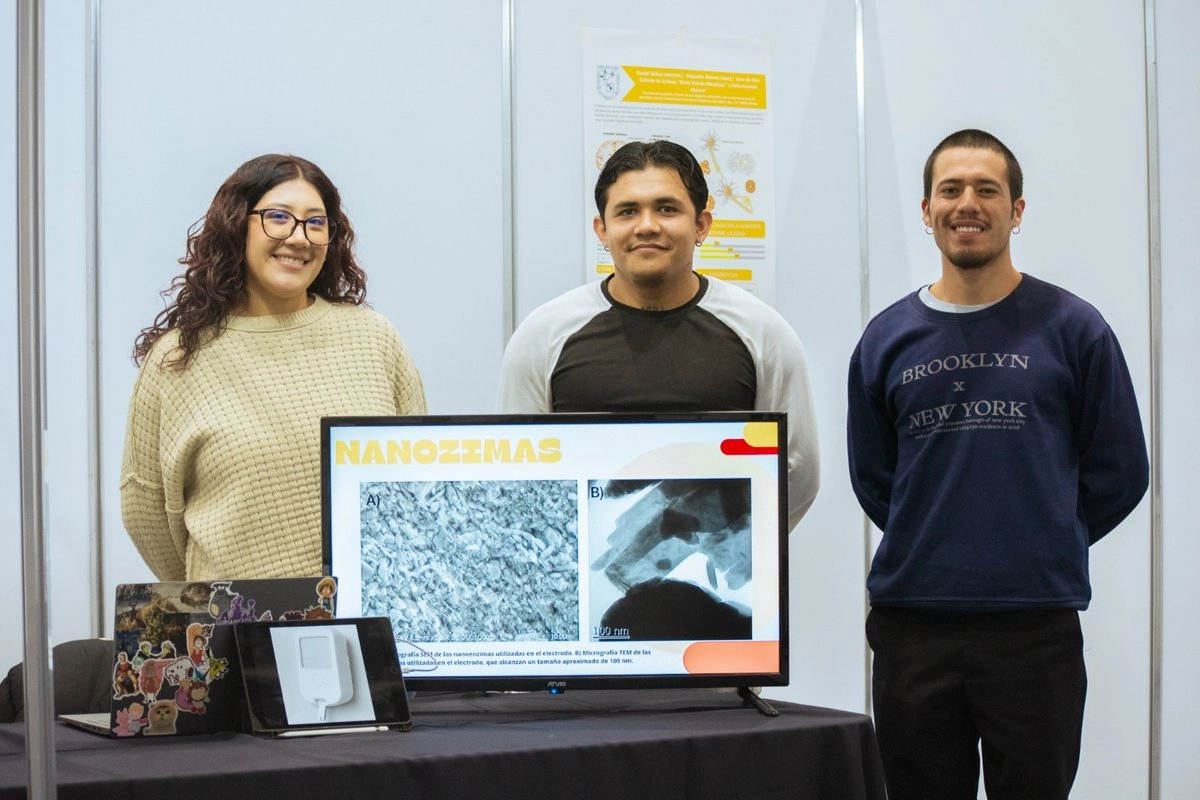 El biosensor se basa en nanopartículas enzimáticas capaces de identificar niveles mínimos de dopamina. El proyecto es liderado por Daniel Salinas Ledesma, estudiante de Ingeniería Biomédica, junto con Efraín Galván Mendoza y Delia Guzmán Abonce, de Ingeniería en Nanotecnología.