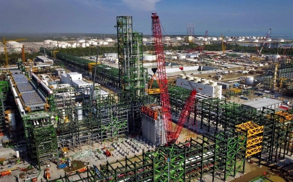 Pemex también ha instalado un mayor número de ductos, incorporándose un total de mil 367 kilómetros, además se diseñaron polos de desarrollo o “clusters” que permiten aprovechar la infraestructura existente y optimizar inversiones. Foto Cuartoscurto/Archivo. 