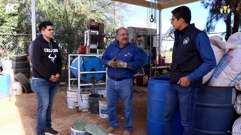 Francisco Javier Macías Rodríguez (al centro), investigador de la UACh-Centro Norte, con sede en Morelos, Zacatecas, explicó que esa tecnología permite el enriquecimiento proteico del nopal con cantidades mínimas de agua. Foto ‘La Jornada’