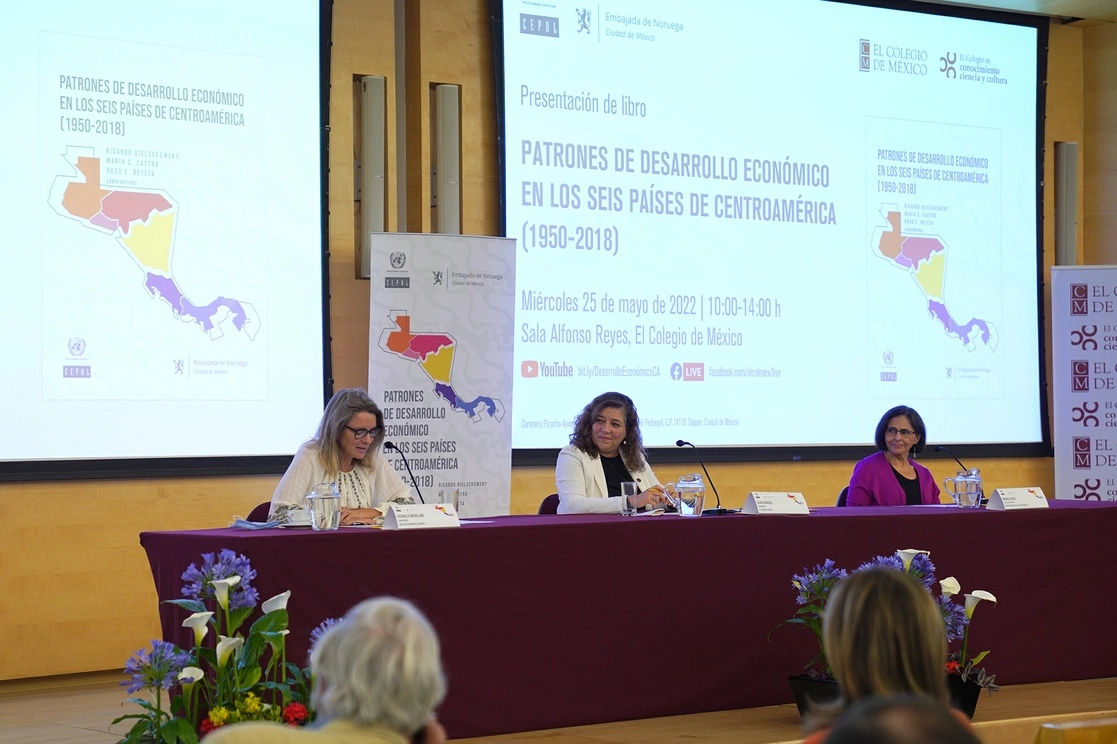 Presentación del libro "Patrones de desarrollo económico en los seis países de Centroamérica (1950-2018)". Foto Tomada del Twitter @elcolmex