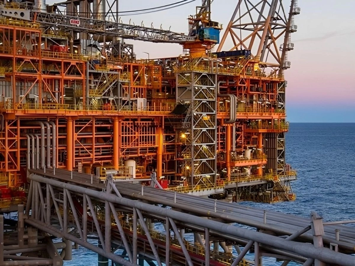 El yacimiento, en el que Pemex sólo participa con 40 por ciento, está ubicado a 180 kilómetros al este de la costa mexicana y a 90 kilómetros al sur de la frontera marítima entre México y Estados Unidos, a una profundidad aproximada de 2 mil 550 metros.