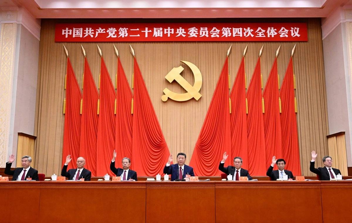El presidente Xi Jinping (al centro) al término de cuatro días de trabajo a puerta cerrada en el pleno del Partido Comunista de China, el 23 de octubre de 2025. Foto Shen Hong / Xinhua vía 