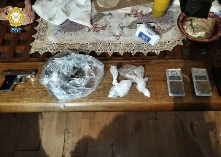 En la segunda acción, durante tres órdenes de cateo en las alcaldías Cuajimalpa, Azcapotzalco, Venustiano Carranza y Cuauhtémoc se detuvo a los integrantes de una célula dedicada a la extorsión, cobro de piso y distribución de drogas, el 22 de septiembre de 2023. Foto cortesía SSC CDMX