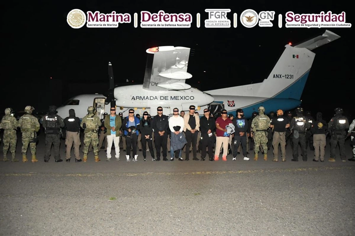Entre los detenidos se encuentra Héctor Agustín ‘N’, alias ‘Cachorro’, identificado como líder de una célula delictiva dedicada a la compra y venta de armas, así como a proveer armamento a distintas facciones del Cártel Jalisco Nueva Generación 