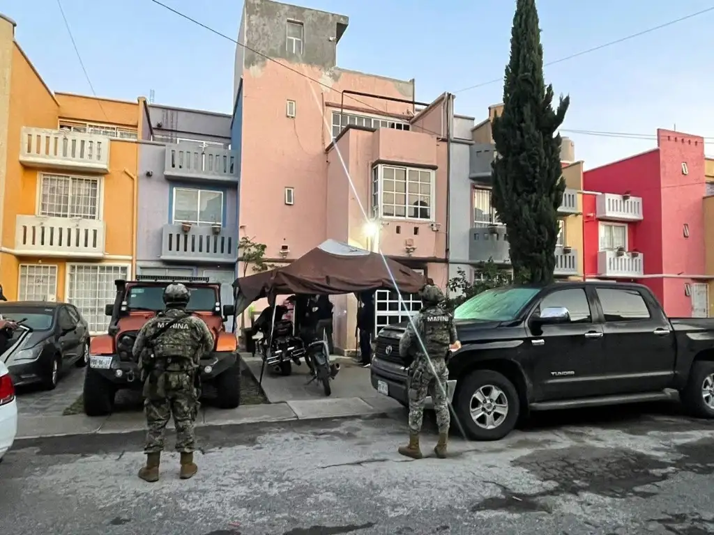 Los cateos se llevaron a cabo entre el 16 y 17 de julio, y de acuerdo con la información obtenida, se aseguraron armas de fuego cortas tipo escuadra, así como, armas largas (Mini Uzi, escopetas y rifles entre otras), más de cuatro mil cartuchos útiles de diferentes calibres, todos de uso exclusivo de las fuerzas armadas, además de droga, vehículos, motocicletas de gama alta y dinero. Foto Cortesía 