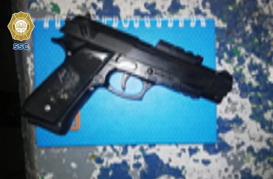 Los elementos de la Policía Bancaria e Industrial y de sector de la SSC aseguraron una réplica de arma de fuego, herramienta diversa y dos vehículos. Foto cortesía SSC capitalina