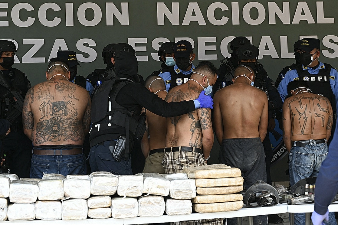 Detenidos durante un operativo en el que se desmontó un campamento de entrenamiento de sicarios de los Mara Salvatrucha. Foto Afp