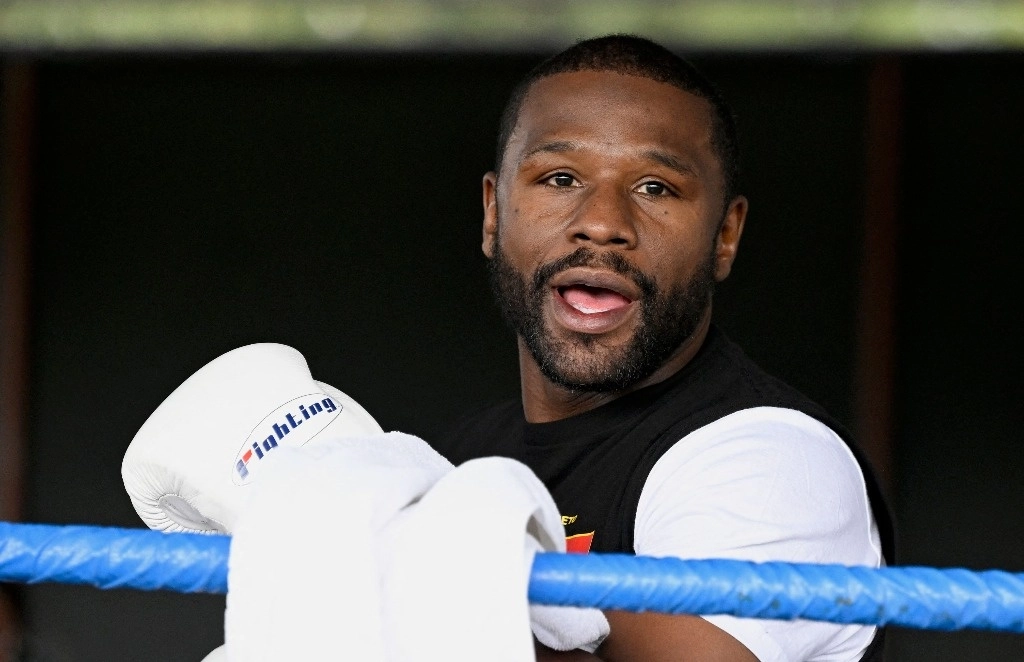 El boxeador estadounidense Floyd Mayweather Jr. hace un gesto durante una sesión abierta al público para su próxima pelea de exhibición contra John Gutti III en la Ciudad de México el 22 de agosto de 2024. Foto Afp