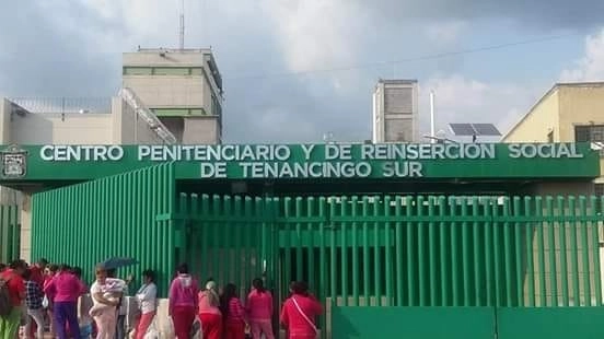 Al lugar también arribaron policías de investigación de la Fiscalía General de Justicia, quienes junto con policías estatales ingresaron al plantel escolar y al ubicar al sujeto detonaron armas de fuego para intimidar el evadido, quien terminó por ser recapturado. En esta acción policíaca no hubo estudiantes ni docentes lesionados. Foto Facebook Reclusorio Tenancingo Sur.