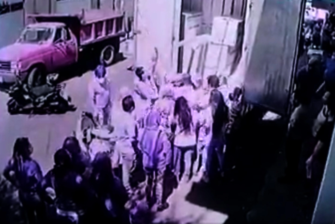 Momento en que grupos de choque liderados por presuntas empleadas de la alcaldía de Coyoacán sustraen los calentadores solares. Foto tomada de un video vecinal