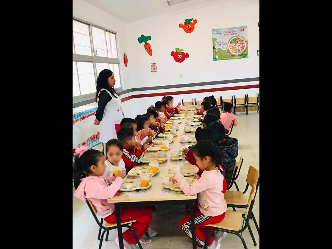 Consolidar en México la entrega de desayunos escolares llevó décadas, un incremento sustancial en los recursos y la participación de los tres niveles de gobierno para llegar a los planteles más apartados del país, admiten los educadores, quienes reconocen que acceder a un alimento hace una diferencia. “Un niño que no come, no puede aprender”, destaca uno de los entrevistados. Foto ‘La Jornada’