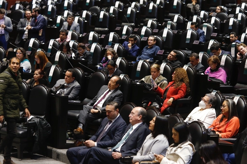 Diputados ocupan sus curules durante una sesión en San Lázaro. Foto María Luisa Severiano / Archivo 