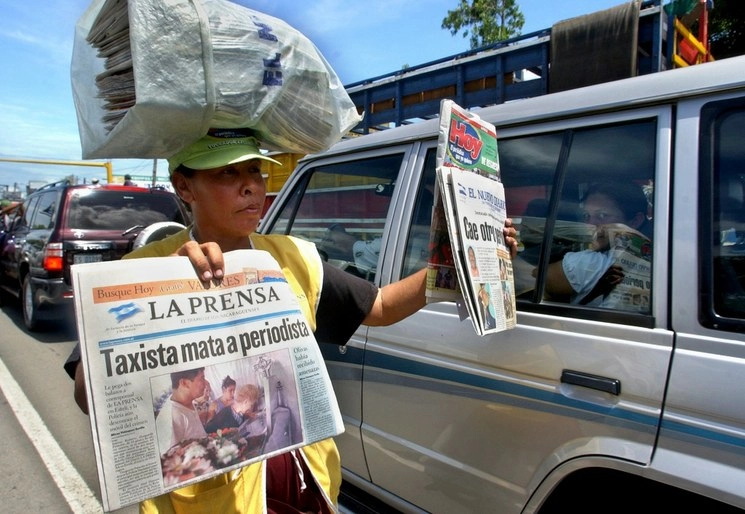 En imagen de archivo, una mujer vende una copia del diario La Prensa en una calle en Managua, Nicaragua. Foto Ap