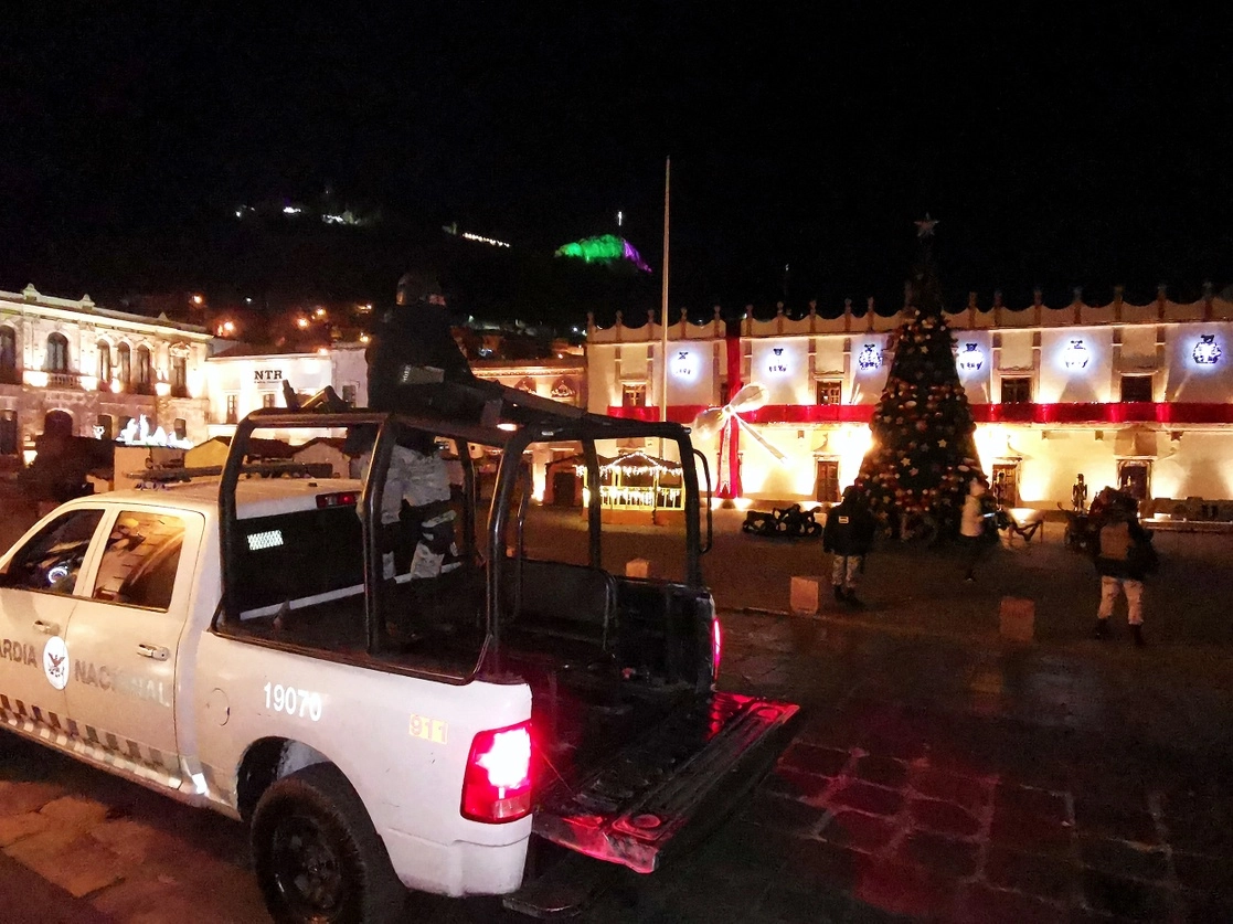 La Policía Ministerial, elementos estatales y GN, arribaron a la plaza de armas de la ciudad de Zacatecas, frente al Palacio de Gobierno. Foto Alfredo Valadez