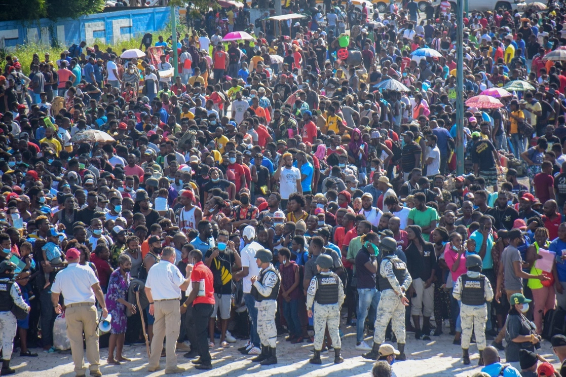 Cerca de cinco mil extranjeros se congregaron ayer en las inmediaciones del estadio Olímpico de Tapachula, Chiapas, ante la promesa del INM de que serían trasladados a otros estados para “destrabar” sus solicitudes de asilo. Foto Cuartoscuro