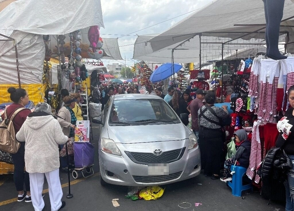 Aspecto de los alrededores del mercado Sonora, donde el comercio informal ya rebasó al establecido desde la temporada navideña de 2022, denunciaron locatarios del centro de abasto. Foto Luis Castillo
