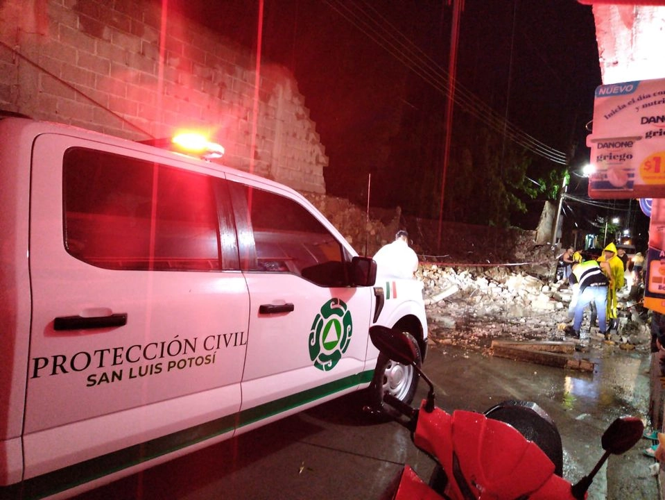 Se atendió la caída de una barda en el municipio de Santa María del Río.