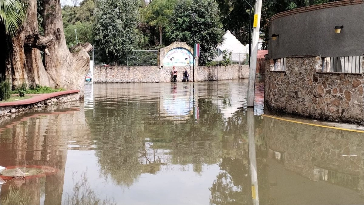 El centro histórico de este pueblo mágico ubicado en Querétaro se inundó ayer debido al desbordamiento de la presa El Centenario, que llegó a estar a 112.8 por ciento de su capacidad, lo que obligó a verter grandes cantidades de agua al río San Juan. En las entradas de los inmuebles, voluntarios y personal de protección civil colocaron sacos de arena.