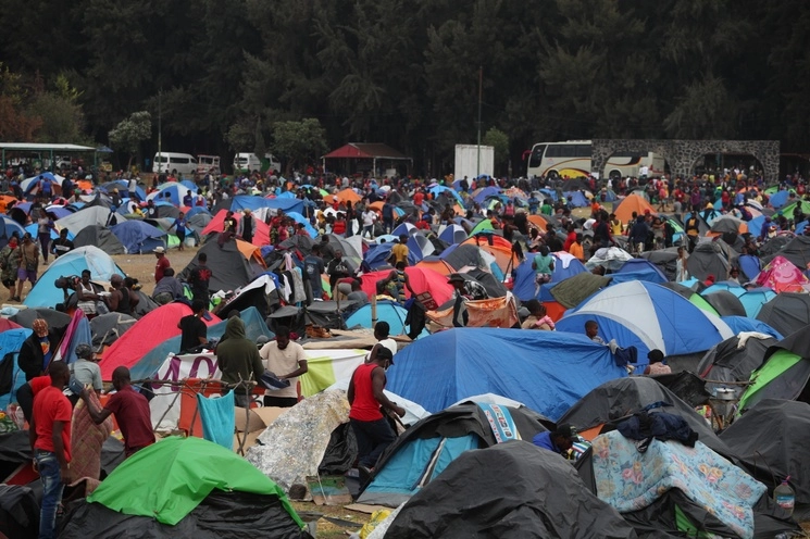 Con capacidad para 180 personas, ayer había en el refugio y sus inmediaciones más de 2 mil. Foto Alfredo Domínguez