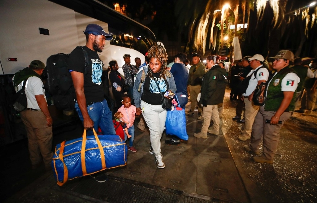 Según autoridades capitalinas, 92 personas aceptaron su traslado a Toluca y Cuernavaca. Foto Víctor Camacho