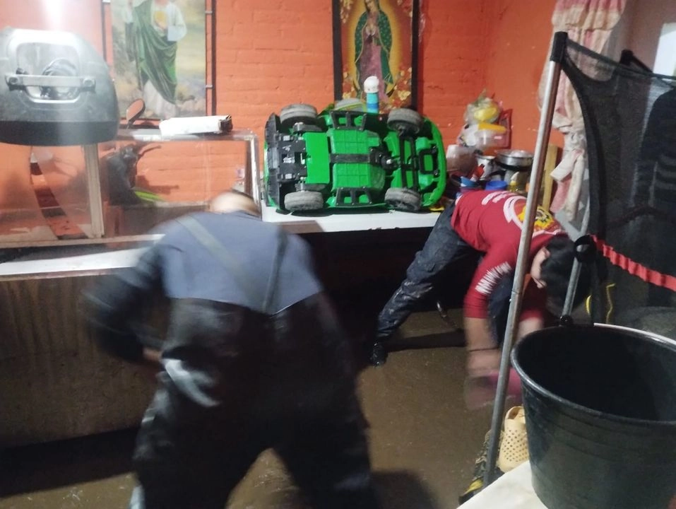El nivel del agua del afluente superó los 80 centímetros de altura en algunas zonas por lo que ingresó a los domicilios de los moradores de este sitio.