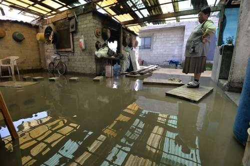 En imagen de archivo, familia afectada por el desborde del río Lerma. Foto Cuartoscuro