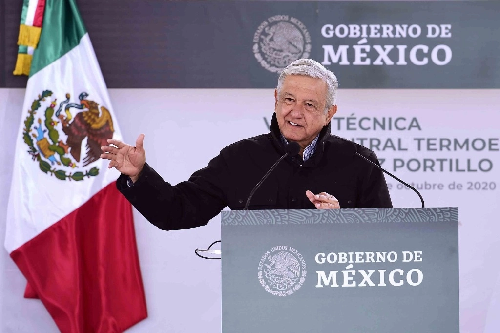 Andrés Manuel López Obrador durante una visita a la central termoeléctrica “José López Portillo”, en Coahuila. Foto Presidencia
