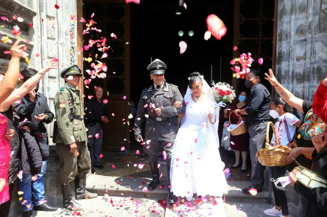 Tras la difusión de fotografías del enlace matrimonial realizado en una parroquia de Tlaxcala, la pareja, que hace seis años, en esa misma fecha se había casado por el civil, se desataron las críticas en redes sociales. Foto tomada del sitio de https://www.wiesenthal.com