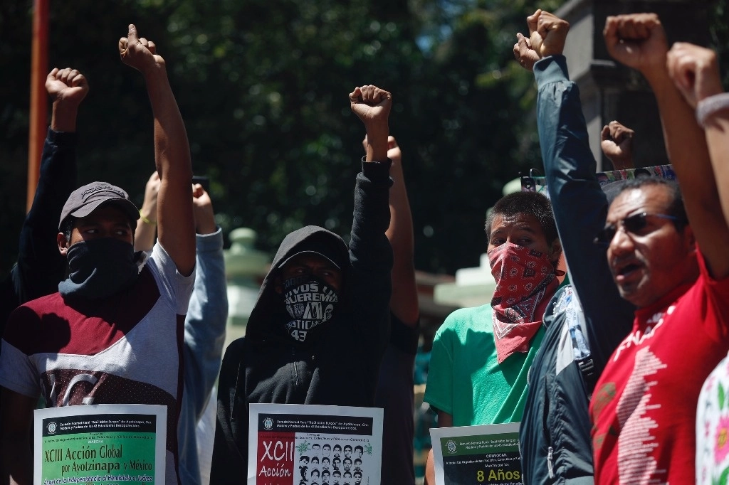 Padres y madres de los 43 estudiantes de Ayotzinapa, durante una conferencia de prensa en el marco del noveno aniversario de los hechos en Iguala. Foto Cristina Rodríguez / Archivo 