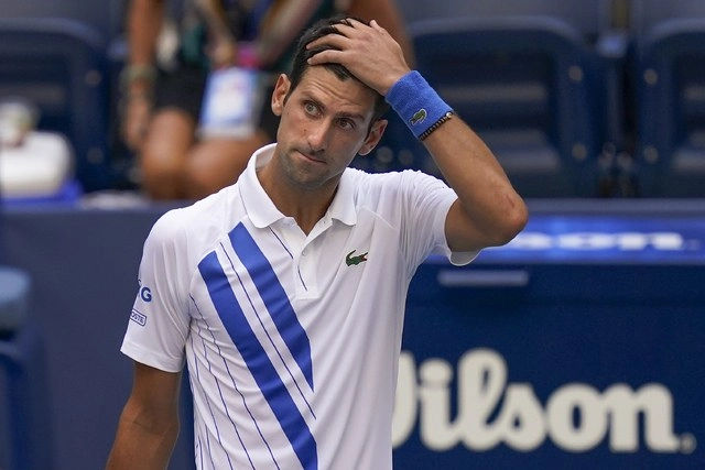 Novak Djokovic, número uno del mundo fue descalificado del Abierto de EU. Foto Ap