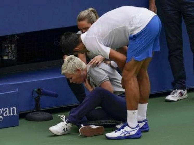 El tenista Novak Djokovic, número uno del mundo y primer sembrado, ofreció disculpas a la juez y abandonó el Flushing Meadows sin dar declaraciones. Foto Ap