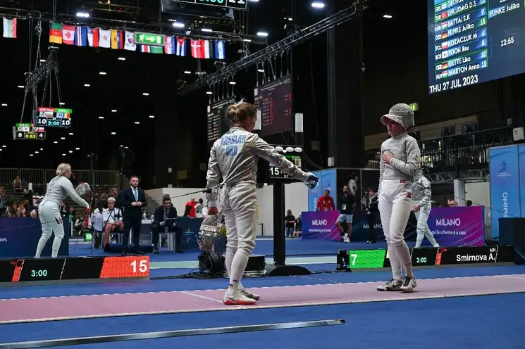 La ucrania Olga Kharlan (izquierda) hace un gesto mientras se niega a darle la mano a la rusa Anna Smirnova, registrada como Atleta Neutral Individual (AIN), después de que la derrotó durante las clasificatorias individuales sénior del Campeonato Mundial de Esgrima de la FIE, en Milán, Italia, el 27 de julio de 2023. Foto Afp
