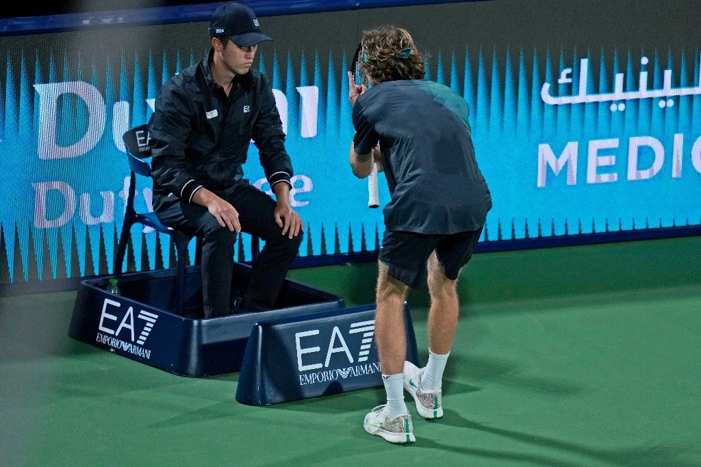 Andrey Rublev reacciona frente a un juez de línea durante su partido de semifinal con Alexander Bublik, de Kazajstán, en el Torneo de tenis Duty Free de Dubai. Foto AP 