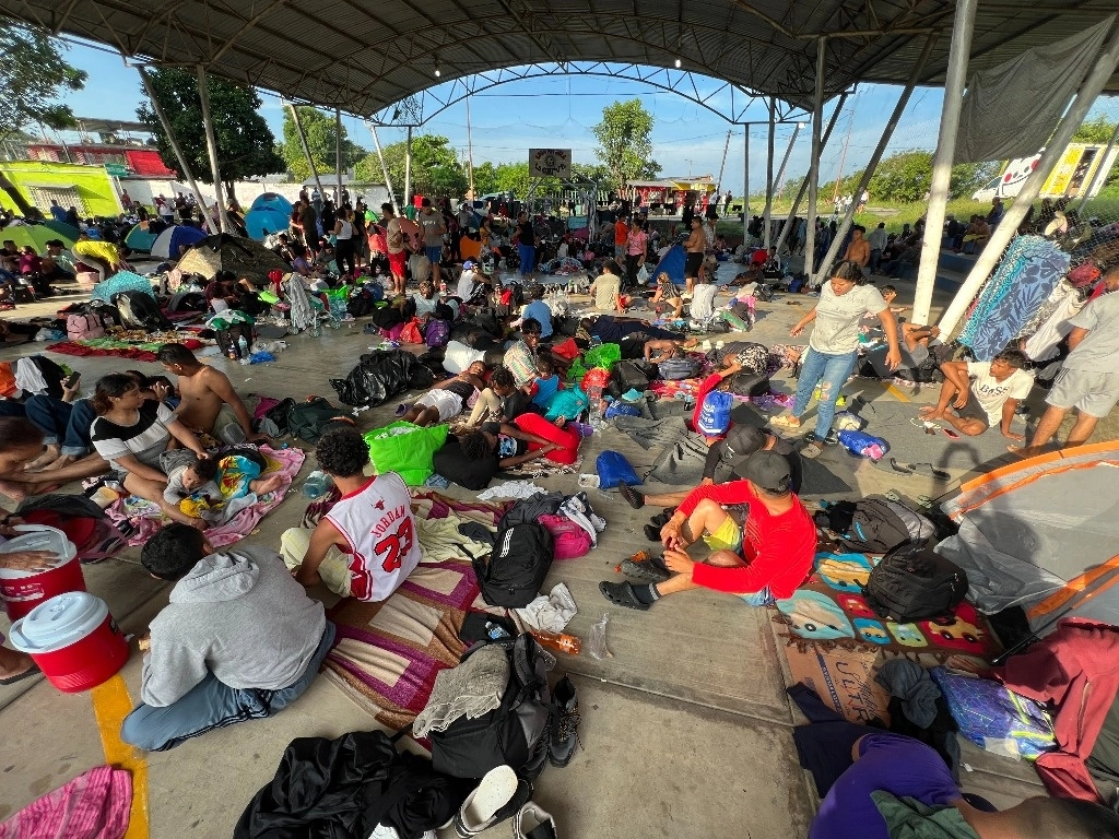 Los migrantes buscan salir del sur de México porque no hay fuentes de trabajo y no tienen recursos para esperar los meses que implican los trámites de regularización. Foto Édgar H. Clemente