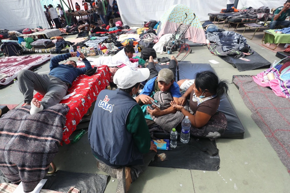 Migrantes provenientes de distintos países descansan en el albergue "San Juan Diego", en la alcaldía Gustavo A. Madero, en la Ciudad de México, el 13 de diciembre de 2021. Foto Luis Castillo