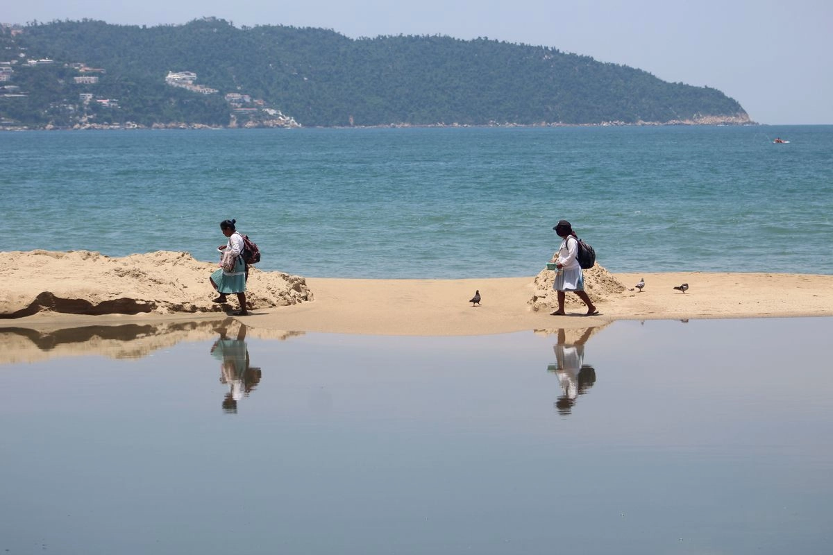 Prestadores de servicios turísticos pidieron frenar las descargas de aguas residuales a la bahía de Acapulco, como la ocurrida la mañana de este martes en la playa Papagayo. Foto