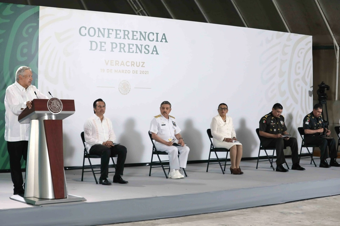 El presidente Andrés Manuel López Obrador durante la conferencia matutina de ayer en Coatzacoalcos, Veracruz. Foto Presidencia

