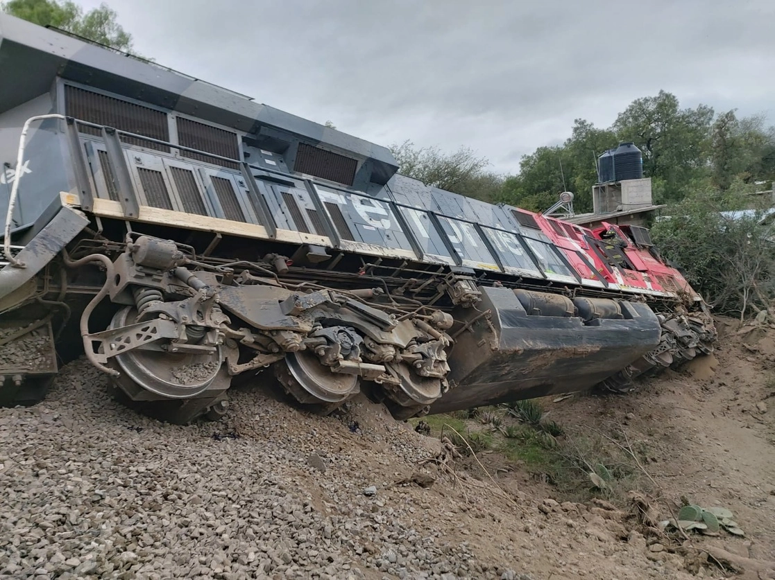La locomotora de un tren descarriló luego de que un tráiler intentó ganarle el paso, pero lo impactó y causó severos daños, en el poblado Santa María, el 19 de octubre de 2022. Foto ‘La Jornada’