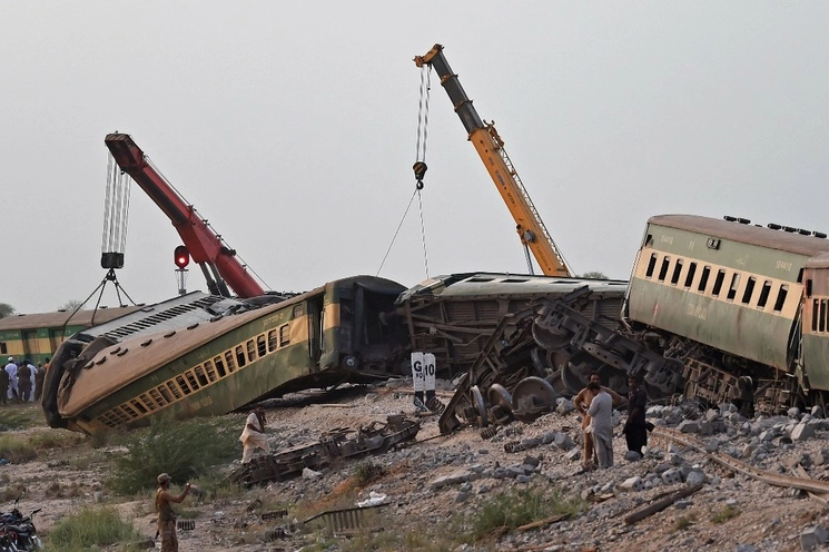 Lugar del accidente luego del descarrilamiento de un tren en Nawabshah, al sur de Pakistán el 6 de agosto de 2023. Foto Afp