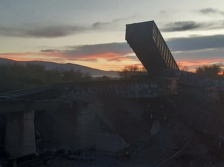 El percance sucedió alrededor de las 05:10 horas de este lunes, en el punto del kilómetro 44 y 45 de la Carretera Internacional México 15 y 486-040 de la red ferroviaria. Foto La Jornada