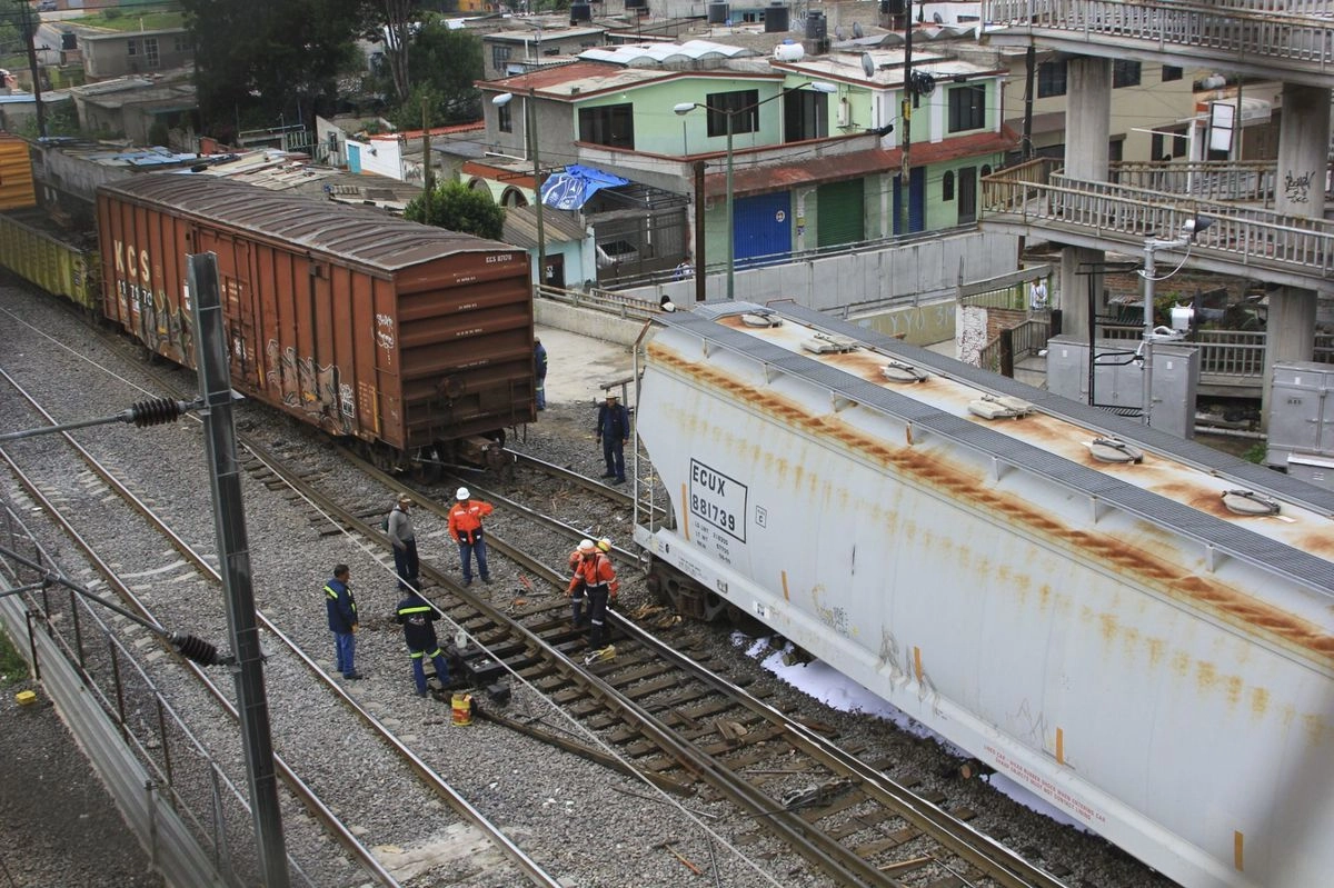 Personal de Ferrovalle se encuentra para decidir las maniobras maniobras de retiro del tren de varios vagones. Foto 